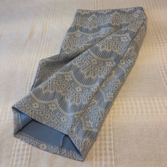 Beautiful lace skirt - Picture 2 of 7